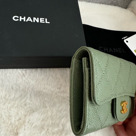 Brand New Green Cardholder Wallet - Received as Gift ❌ Not the Brand Likely! - Picture 2 of 6